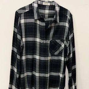 Black plaid very soft Bella Dahl shirt flannel size large